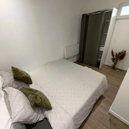 アパート Cozy With Easy Access To Paris & Parc Des Expositions スヴラン